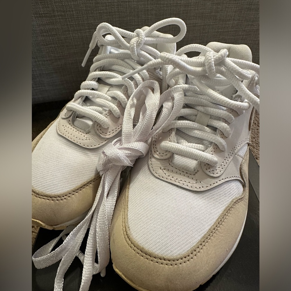 Nike Air Max 1 PRM ESS. Summit white/sanddrift-phantom. Size 7